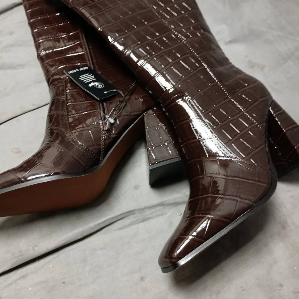NEW LOOK BROWN CROC-EMBOSSED KNEE-HIGH BOOTS WOMEN'S - UK 8