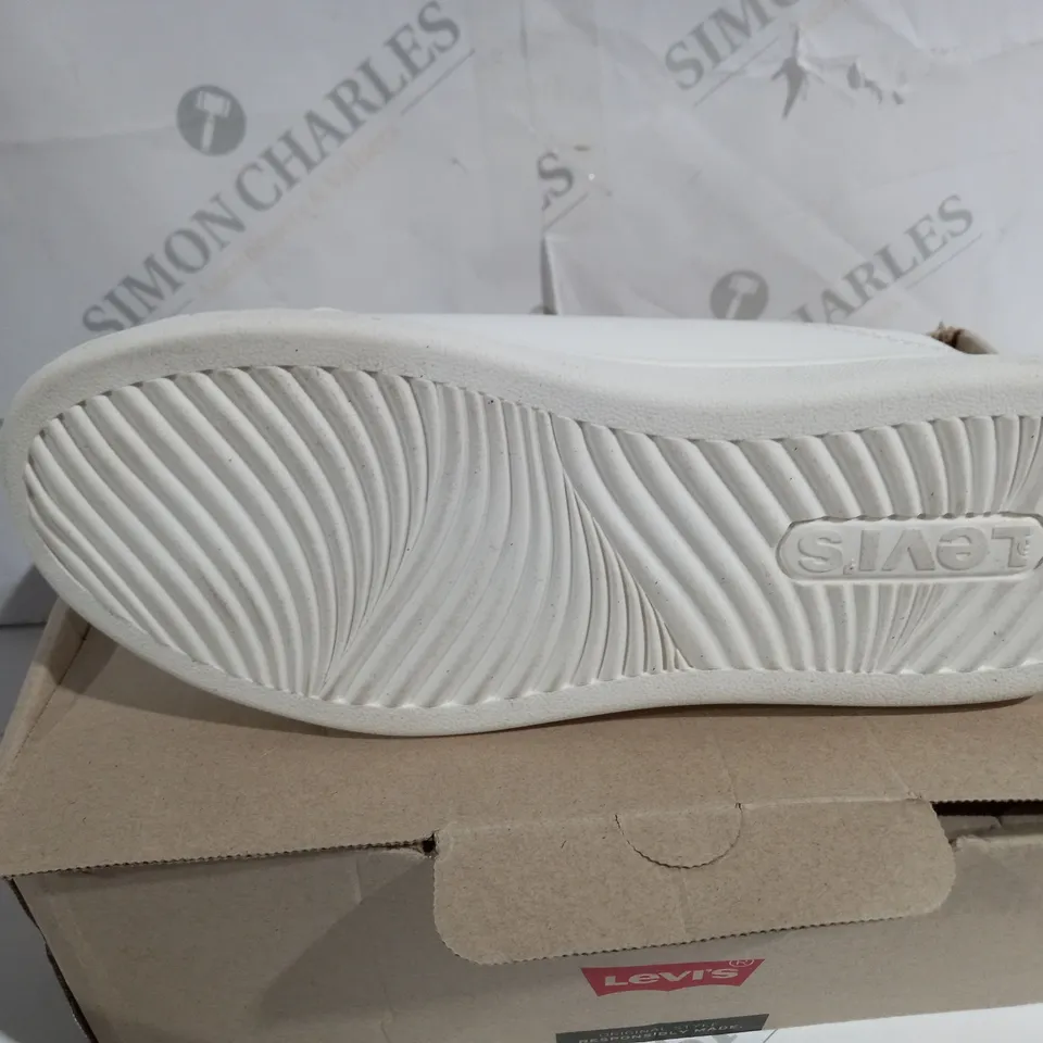 BOXED PAIR OF LEVIS WHITE SHOES SIZE 7.5