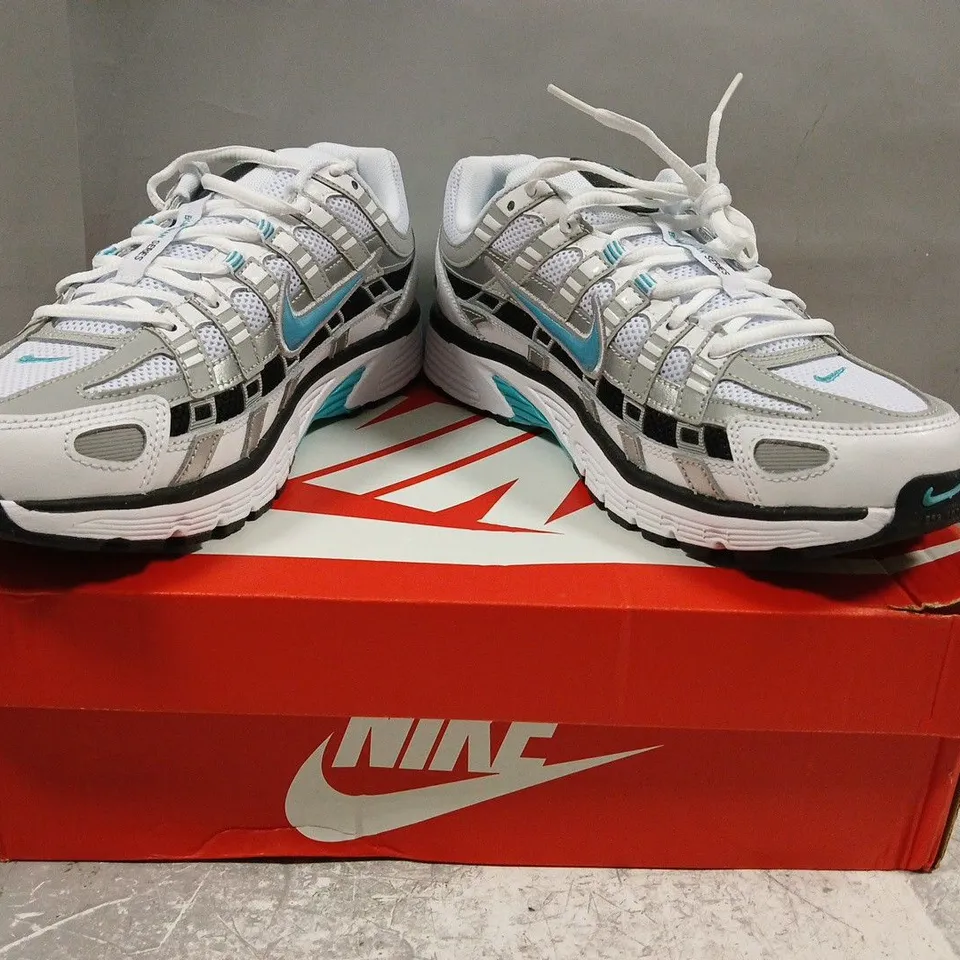 BOXED PAIR OF NIKE P-6000 TRAINERS IN WHITE/SILVER/BLUE SIZE UK 8