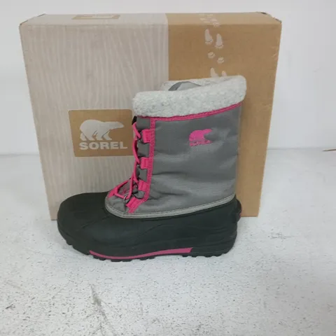 BOXED PAIR OF SOREL YOUTH CUMBERLAND 2 BOOTS IN LIGHT GREY/PINK - UK 4.5