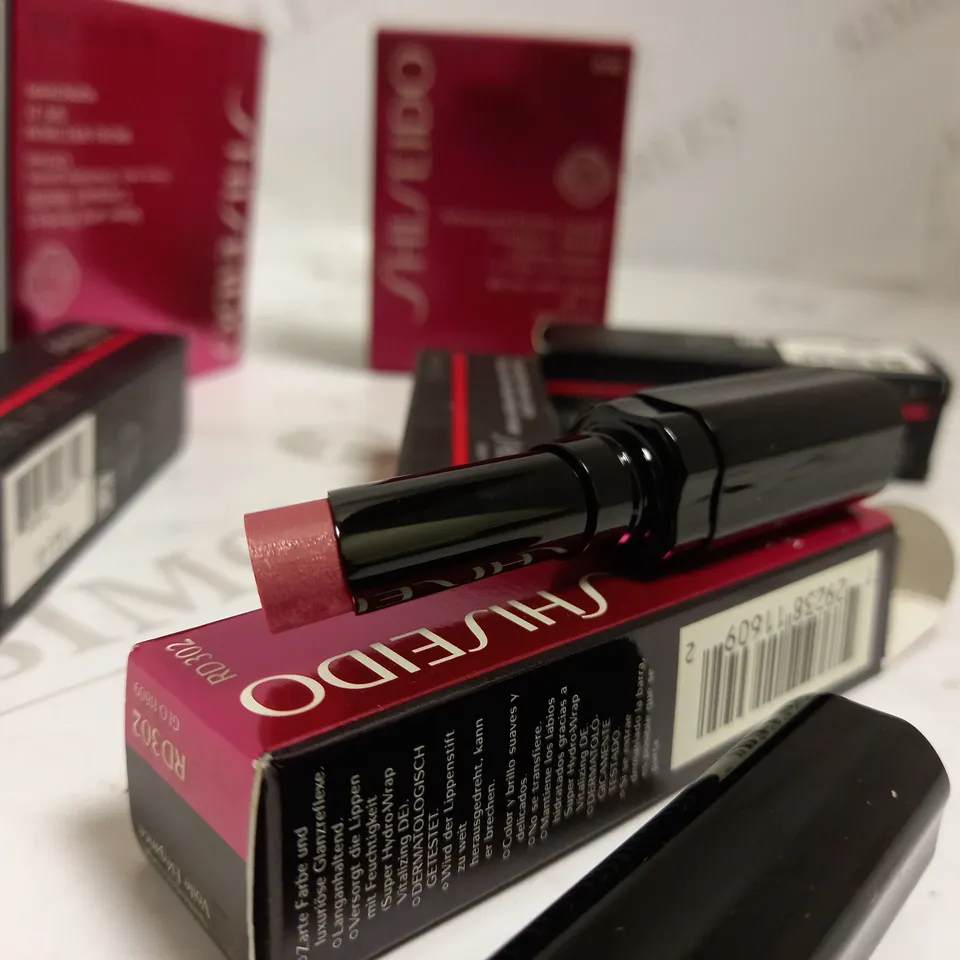 BOXED LOT OF APPROX 6 ASSORTED SHISEIDO ITEMS TO INCLUDE: COMPACT REFILS, LIPSTICKS