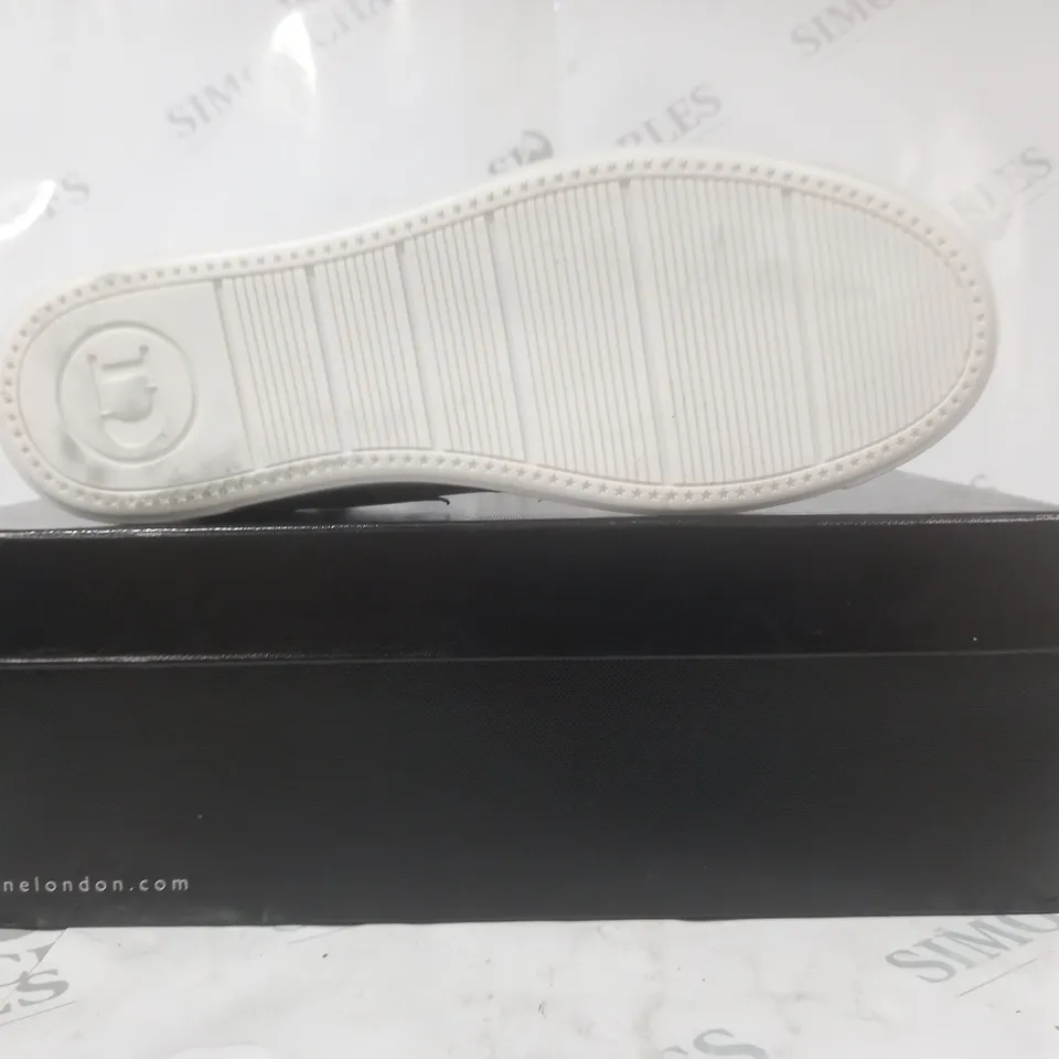 BOXED PAIR OF DUNE LONDON ENERGISED LIGHTNING BOLT TRAINERS IN BLACK/WHITE SIZE 6