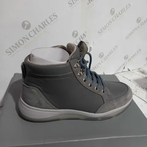 VIONIC WHITEY HIKER BOOTS SIZE 6