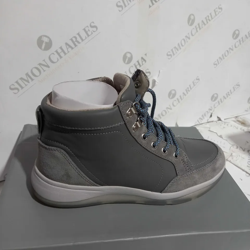 VIONIC WHITEY HIKER BOOTS SIZE 6