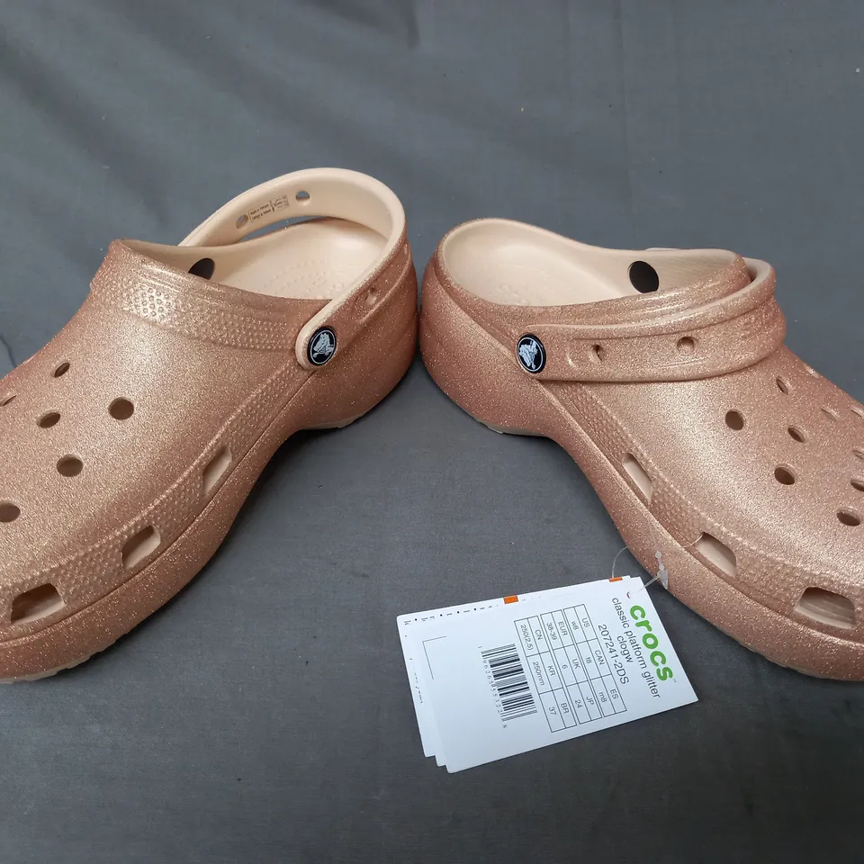 PAIR OF CROCS CLASSIC PLATFORM CLOGS IN METALLIC BRONZE W. GLITTER EFFECT UK SIZE 6