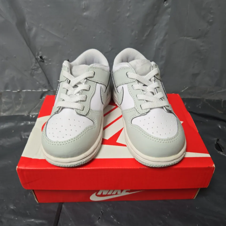 BOXED PAIR OF NIKE DUNK LOW (TDE) CHILDRENS TRAINERS IN WHITE/GREY - SIZE 8C