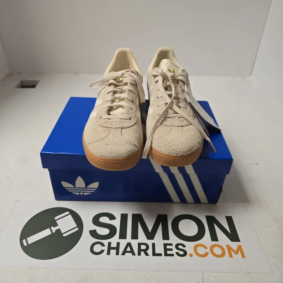 BOXED PAIR OF ADIDAS GAZELLE JUNIOR TRAINERS IN WHITE - UK 5.5