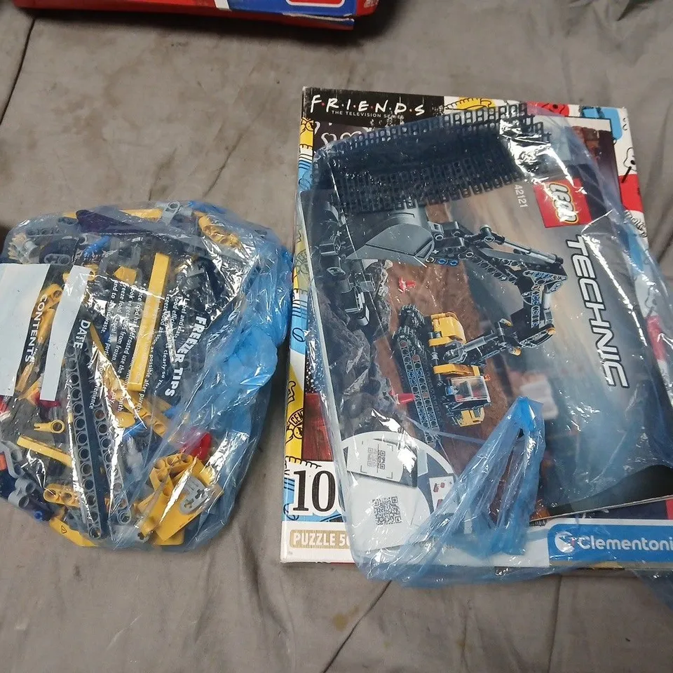 LOT OF 5 ASSORTED TOYS AND GAMES TO INCLUDE FRIENDS JIGSAW, LEGO TECHNICS AND VACUUM CLEANER PLAY SET