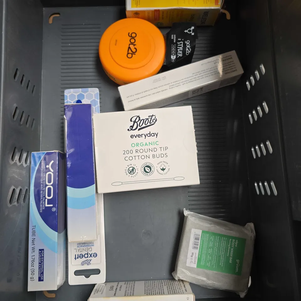 APPROXIMATELY 20 ASSORTED HEALTH & BEAUTY PRODUCTS TO INCLUDE - DERMATICA PEPTIDE MOISTURISER - CERAVE FOAMING CLEANSER - MANSCAPED CROP REVIVER - ETC