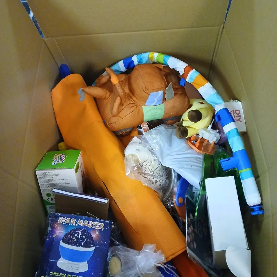 BOX OF APPROXIMATELY 25 ASSORTED TOY/RELATED ITEMS TO INCLUDE STACKING CUPS, DIY DIAMOND ART KIT, SQUIDGLYS SOFT TOY, STAR MASTER ETC