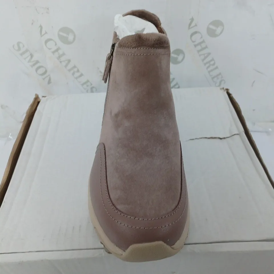 BOXED SKECHERS ARCH FIT SMOOTH ZIP BOOTS, MUSHROOM - SIZE 5