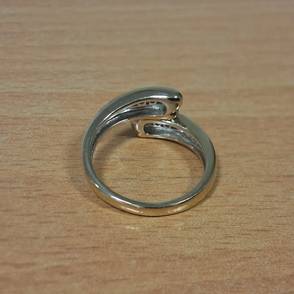 18CT GOLD TWIST RING SET WITH NATURAL DIAMONDS