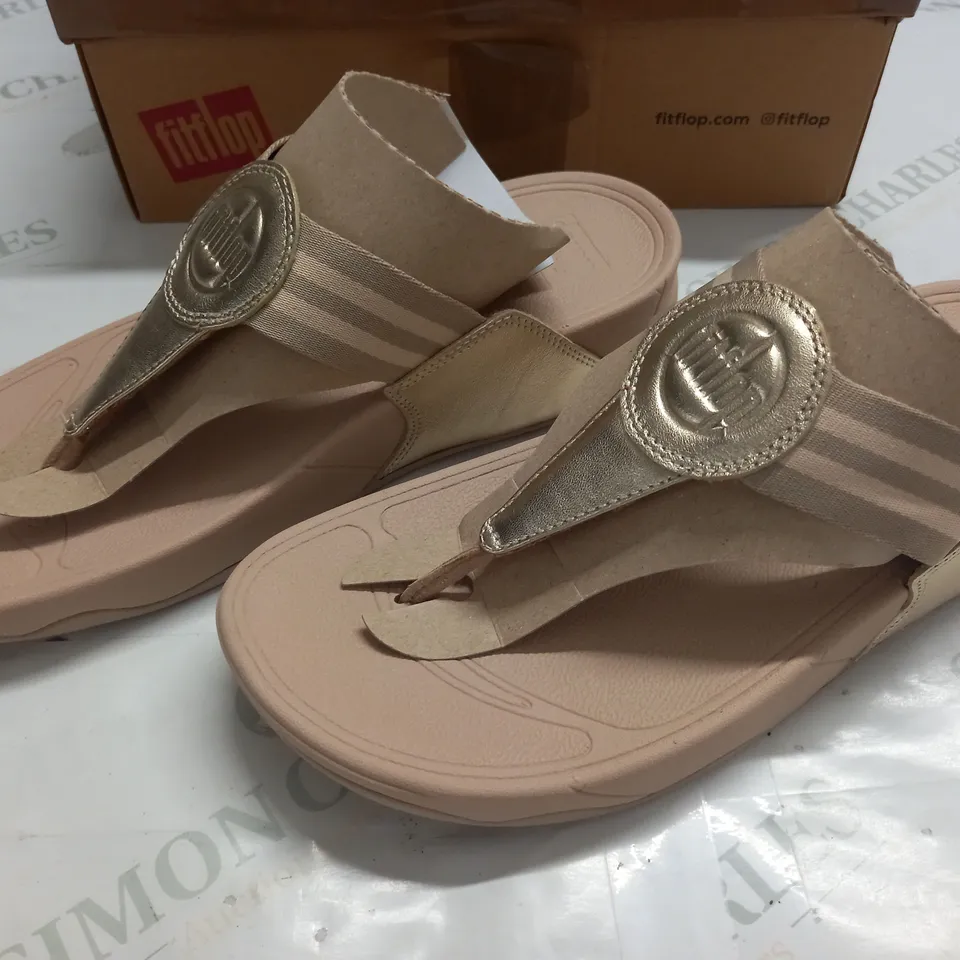 BOXED PAIR OF FITFLOP WALKSTAR TOE POST SANDALS IN PLATINO - UK 8