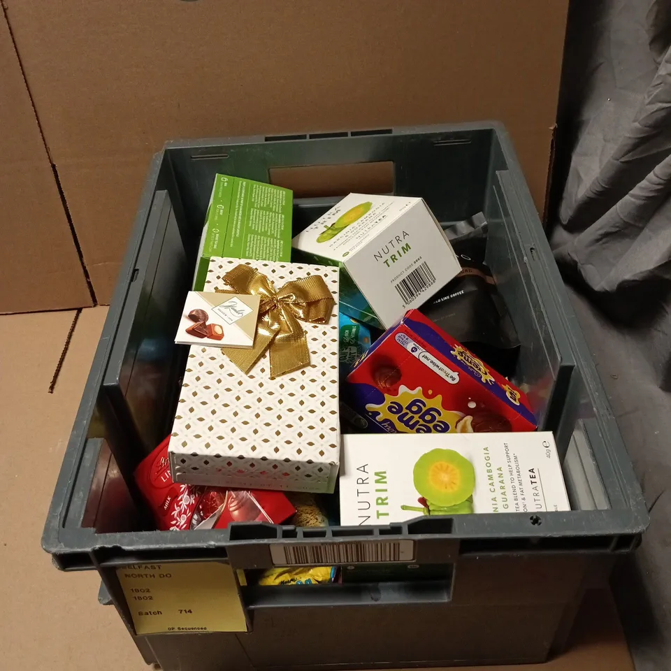 TOTE OF APPROXIMATELY 15 ASSORTED FOOD/DRINK ITEMS TO INCLUDE NESTLE CEREVITA, BARE CACAO, LINDOR, CREME EGG, NUTRA TRIM, HAMLET BELGIUM CHOCOLATE ETC