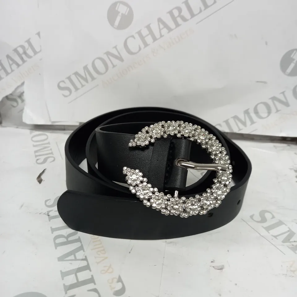 LOT OF CLOTHES APPROXIMATELY 30 TO INCLUDE BELT, JACKETS, JUMPERS ETC