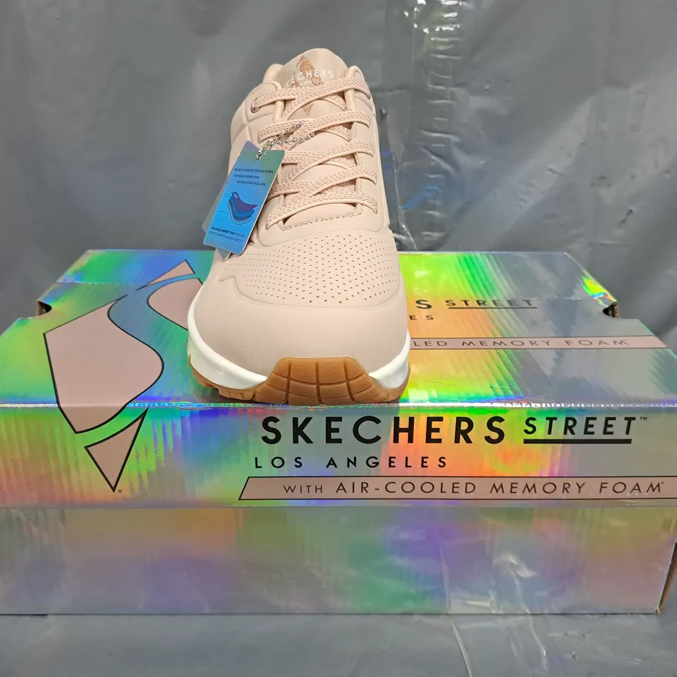 BOXED PAIR OF SKECHERS WOMEN'S SHOES IN PALE PINK/ROSE GOLD SIZE UK 7