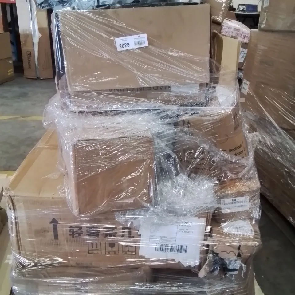 PALLET CONTAINING VARIOUS ASSORTED HOUSEHOLD CUSTOMER RETURNS TO INCLUDE: CAR RACING GAME,  FURNITURE PARTS,  JUICER AND LOTS MORE UNMARKED BOXED ITEMS 
