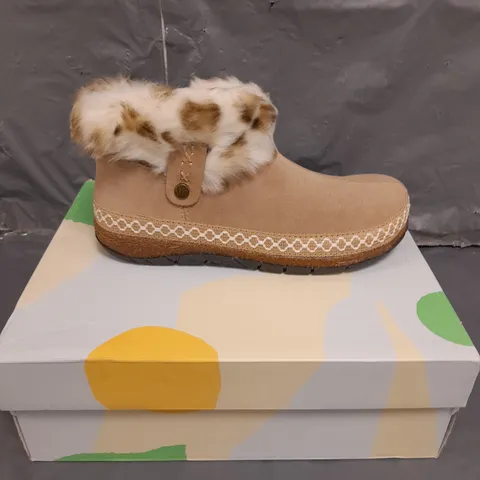 BOXED PAIR OF EARTH ORIGINALS EMMALYN BOOTIES IN BEIGE SIZE 6