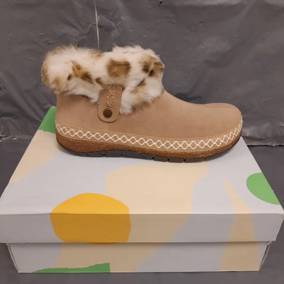 BOXED PAIR OF EARTH ORIGINALS EMMALYN BOOTIES IN BEIGE SIZE 6