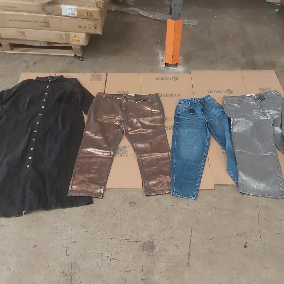 PALLET CONTAINING APPROXIMATELY 500x BRAND NEW ASSORTED DESIGNER CLOTHING ITEMS INCLUDING: JD WILLIAMS JEANS, DENIM JUMPSUITS ECT