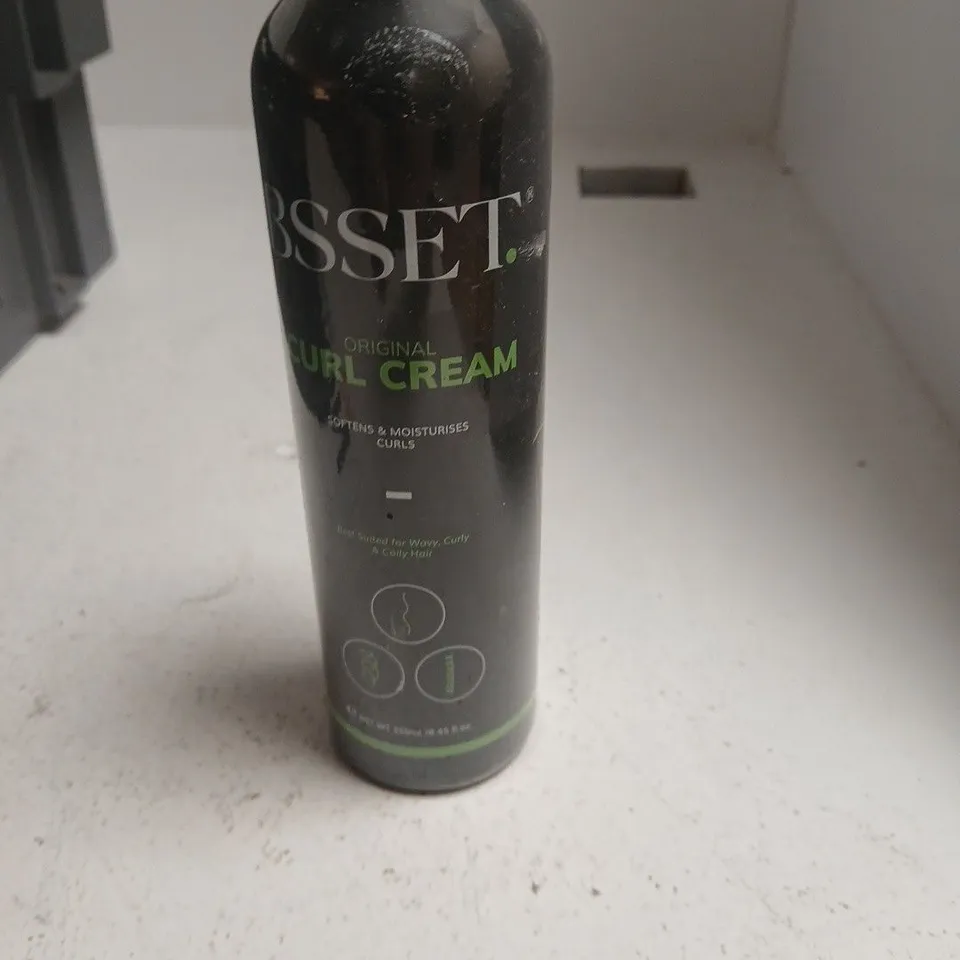 TOTE OF APPROXIMATELY 20 ASSORTED COSMETICS TO INCLUDE: BSSET CURL CREAM