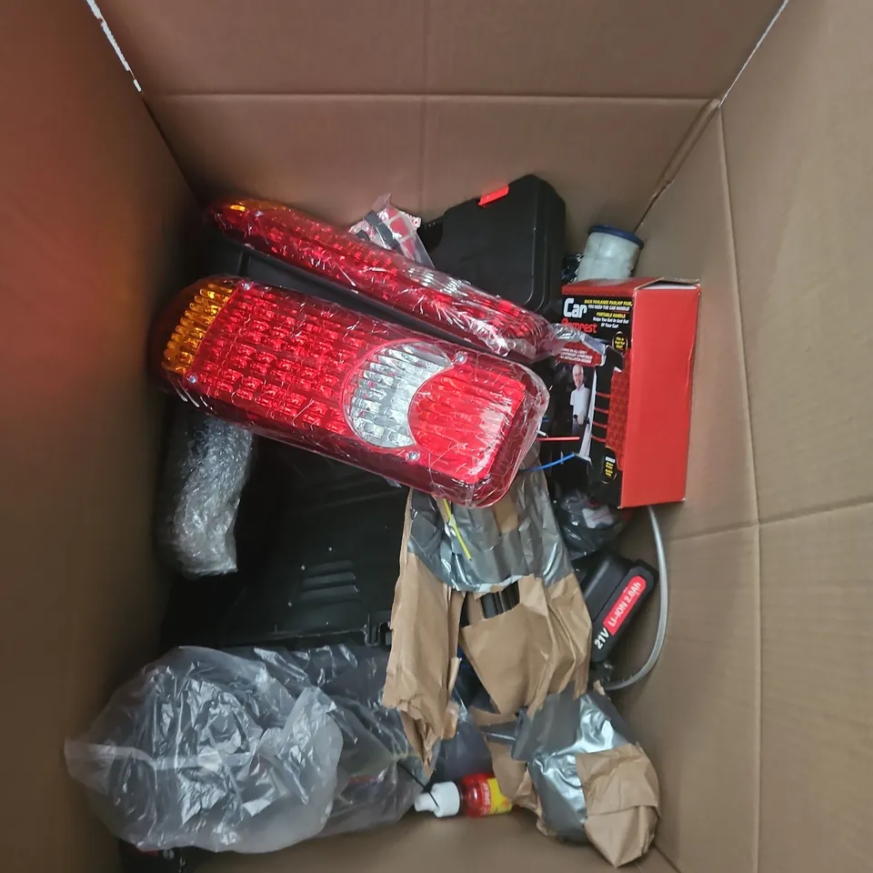 BOX OF ASSORTED CAR ITEMS TO INLCUDE LIGHT - TOOLS - FILTERS 
