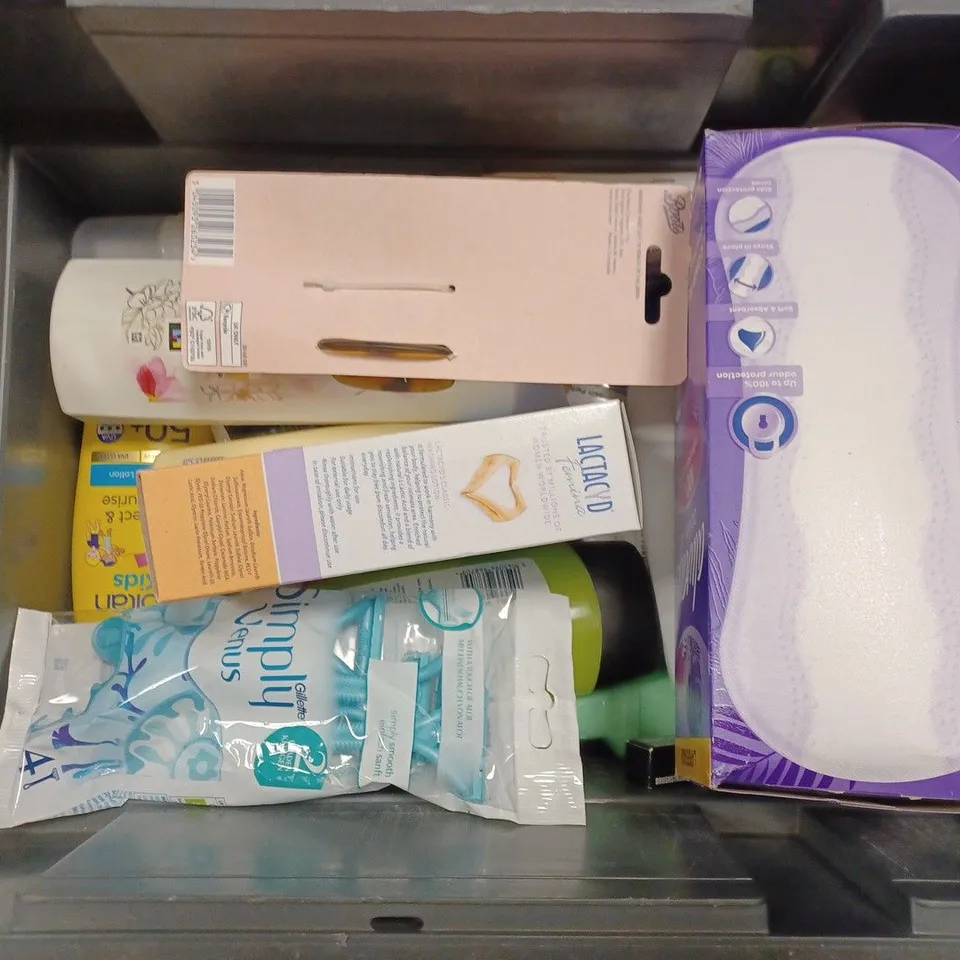BOX OF APPROX 20 ASSORTED HEALTH AND BEAUTY ITEMS TO INCLUDE - BOOTS MATERNITY TOWELS - ISHA SEAWEED BATH - L'OREAL ELVIVE RESTORING SHAMPOO ECT 