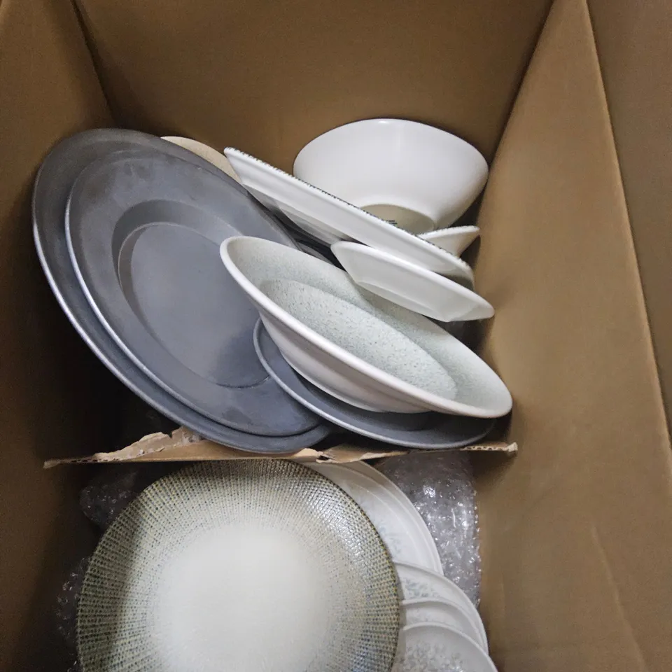 CASE OF ASSORTED CATERING SUNDRIES, INCLUDING CROCKERY, WINE BOTTLE COOLER, OVAL METAL DISHES, CIRCULAR PLATE STAND.