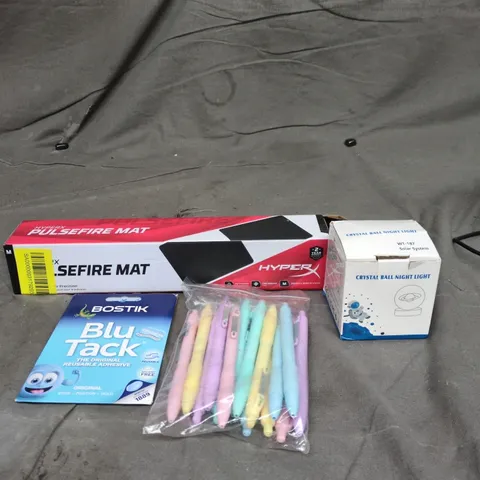 APPROXIMATELY 20 ASSORTED HOUSEHOLD PRODUCTS TO INCLUDE CRYSTAL BALL NIGHT LIGHT, PULSEFIRE MOUSE MAT AND BOSTIK BLU TACK