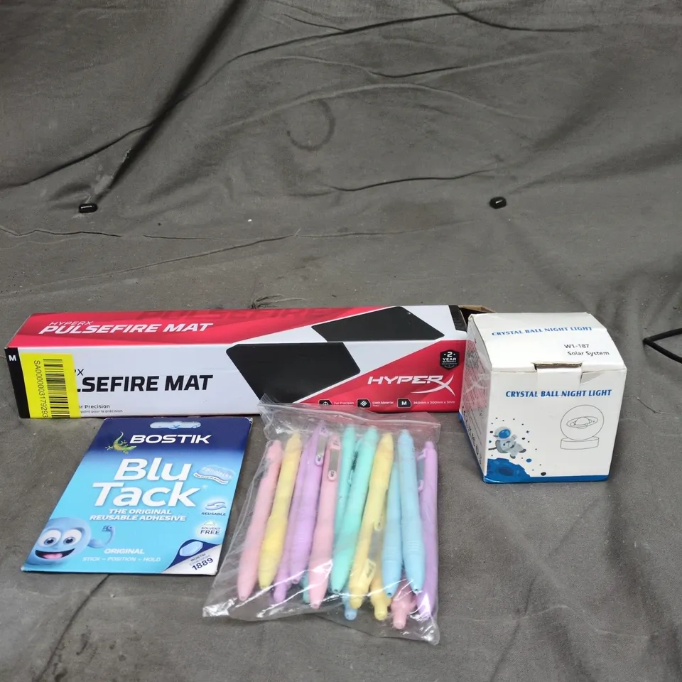 APPROXIMATELY 20 ASSORTED HOUSEHOLD PRODUCTS TO INCLUDE CRYSTAL BALL NIGHT LIGHT, PULSEFIRE MOUSE MAT AND BOSTIK BLU TACK