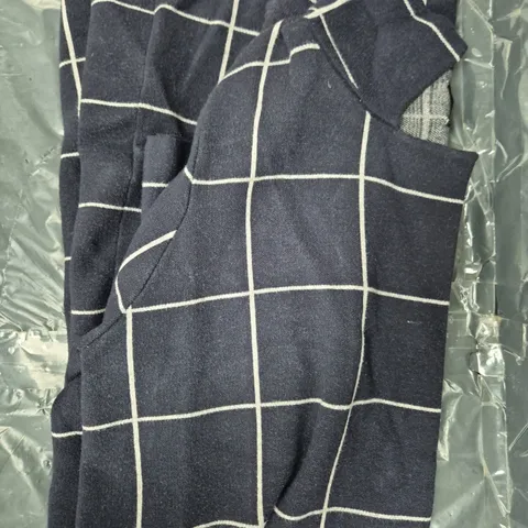 BOX OF APPROXIMATELY 10 ASSORTED CLOTHING AND FASHION ITEMS IN VARIOUS STYLES, SIZES, AND COLOURS - COLLECTION ONLY