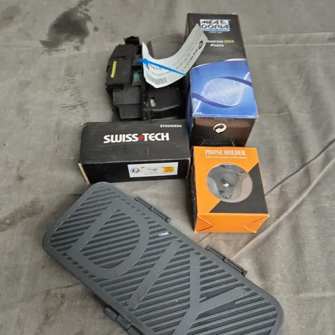 TOTE OF APPROXIMATELY. 10 ASSORTED CAR ITEMS TO INCLUDE CAR LIGHTS , BIKE LOCKS , PHONE HOLDERS 