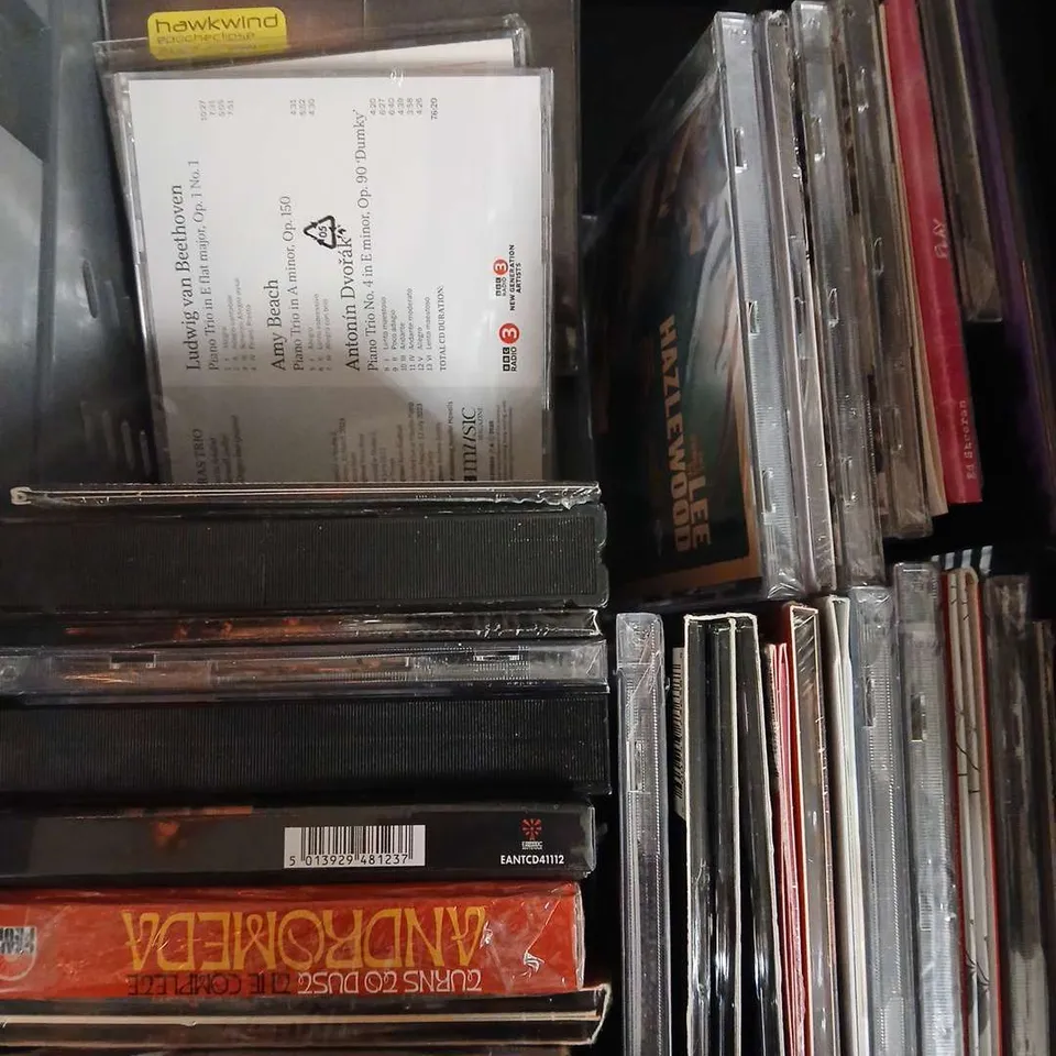 APPROXIMATELY 30 ASSORTED CD ALBUMS AND COMPILATIONS TO INCLUDE DORIS DAY, AVENGED SEVENFOLD, ROSSINI ETC