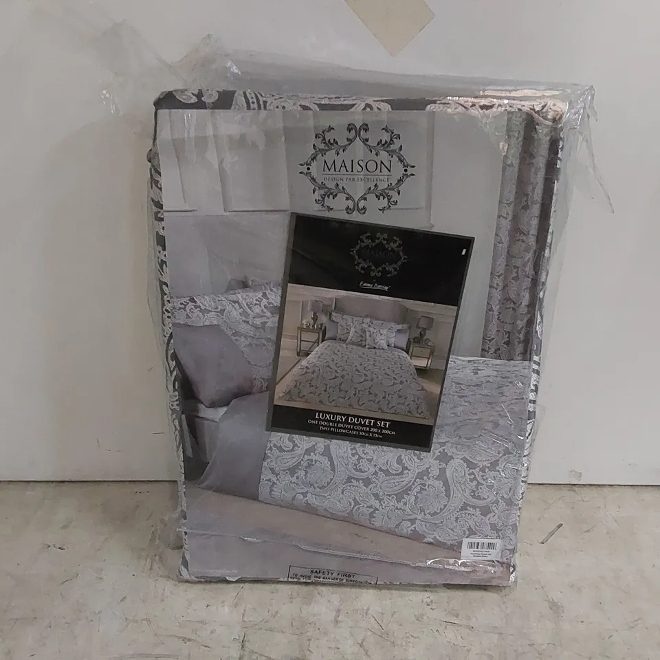 BAGGED LUXURY DUCHESS DOUBLE SILVER ONE DUVET COVER 200 X 200CM // TWO PILLOWCASES 50 X 75CM (1 ITEM)