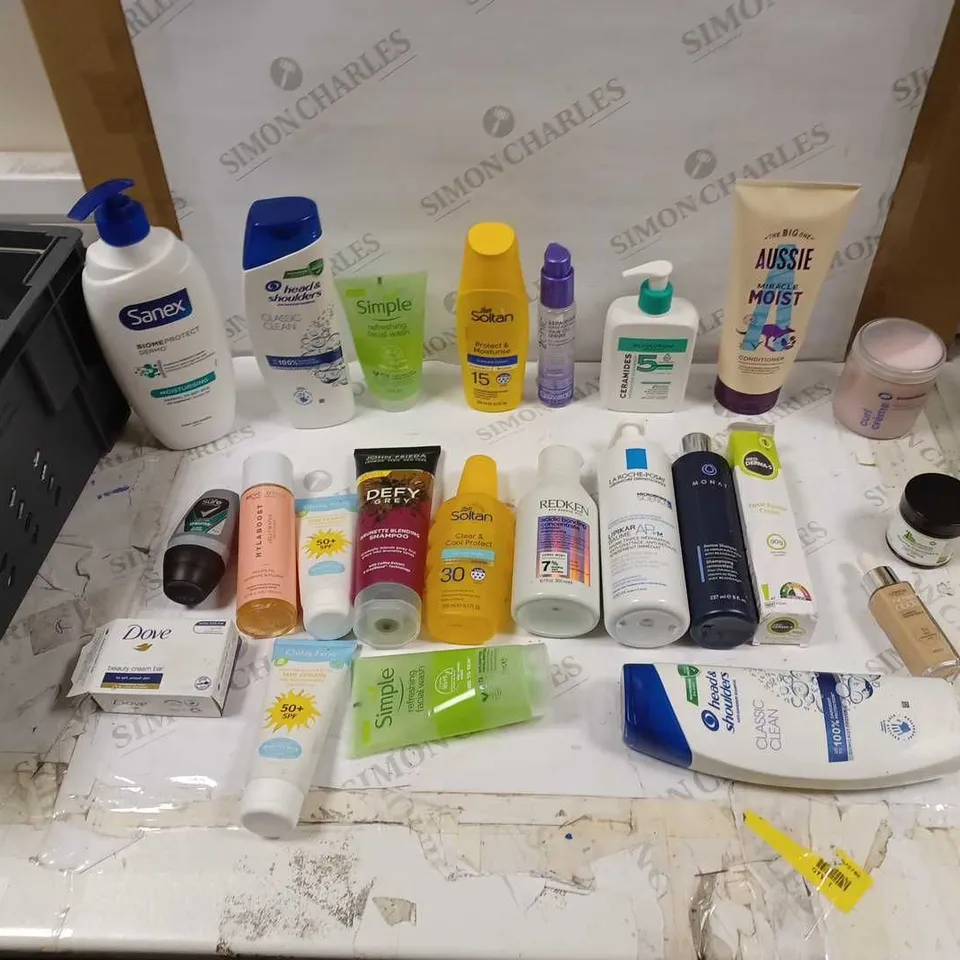 LOT OF APPROXIMATELY 20 HEALTH AND BEAUTY ITEMS TO INCLUDE AUSSIE MOIST CONDITIONER, SANEX MOISTURIZER, AND MONAT RENEW SHAMPOO ETC. 