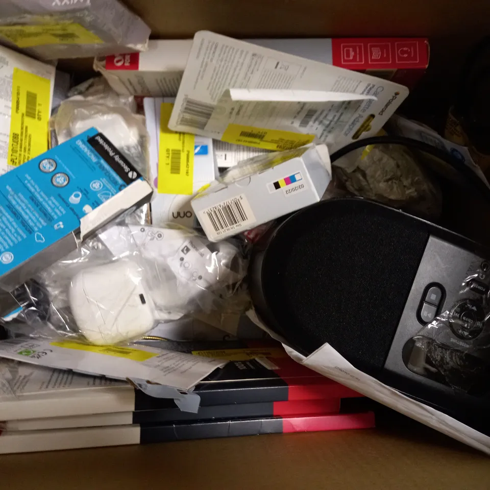 BOX OF APPROXIMATELY 20 ASSORTED HOUSEHOLD ITEMS TO INCLUDE HAMA USB-C ADAPTER TO AUDIO JACK, MIXX TRIBUTE IN EAR EARPHONES, ONN SAMSUNG GALAXY S7 ULTRA THIN CASE, ETC