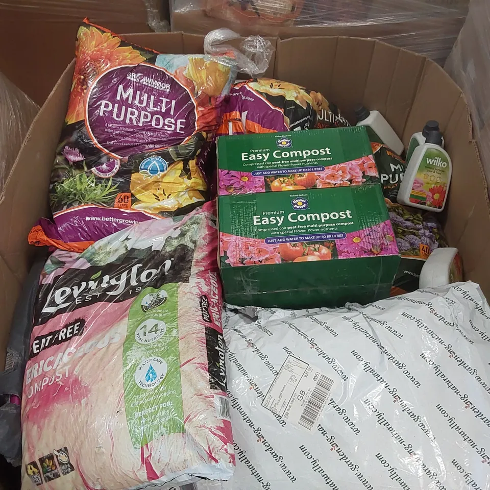 PALLET OF ASSORTED GARDEN PRODUCTS INCLUDING COMPOST, GENERAL PURPOSE FEED ECT