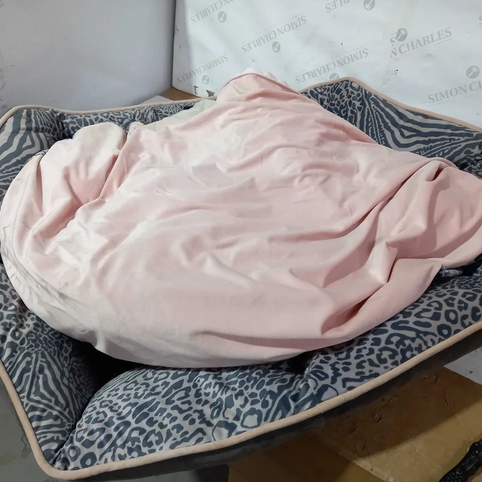 JM BY JULIEN MACDONALD PET BED, PINK, EXTRA LARGE