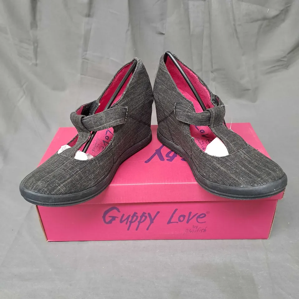 BOX OF APPROXIMATELY 6 PAIRS OF GUPPY LOVE WEDGE SHOES IN BLACK SIZE 7