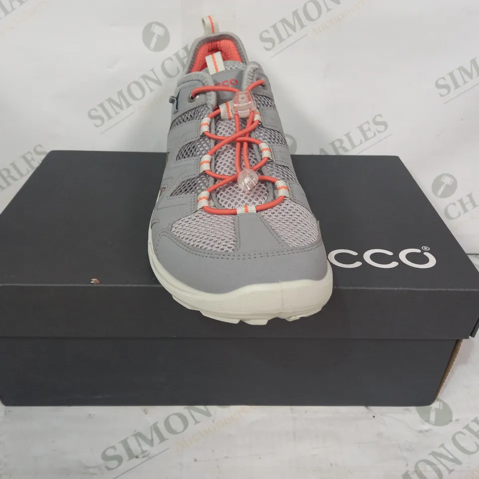 BOXED PAIR OF ECCO TERRACRUISE SHOES IN GREY/SALMON UK SIZE 6.5-7