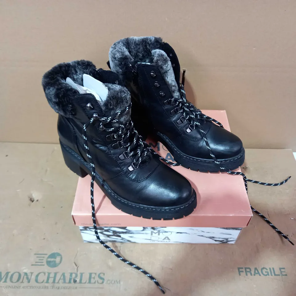 BOXED PAIR OF MODA IN PELLE BLACK BOOTS - SIZE 40