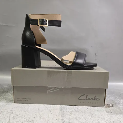 BOXED PAIR OF CLARKS OPEN TOE BLOCK HEEL SHOES IN BLACK SIZE 6