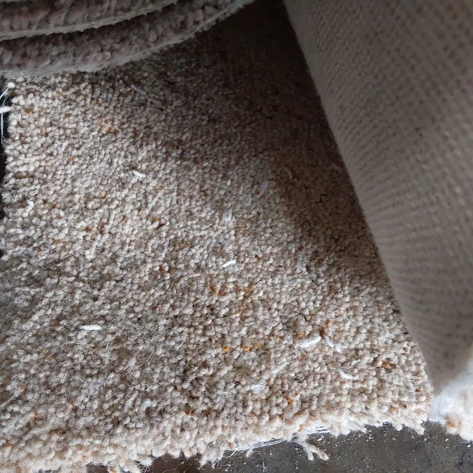 ROLL OF QUALITY ORION CARPET APPROXIMATELY 5M × 6.1M