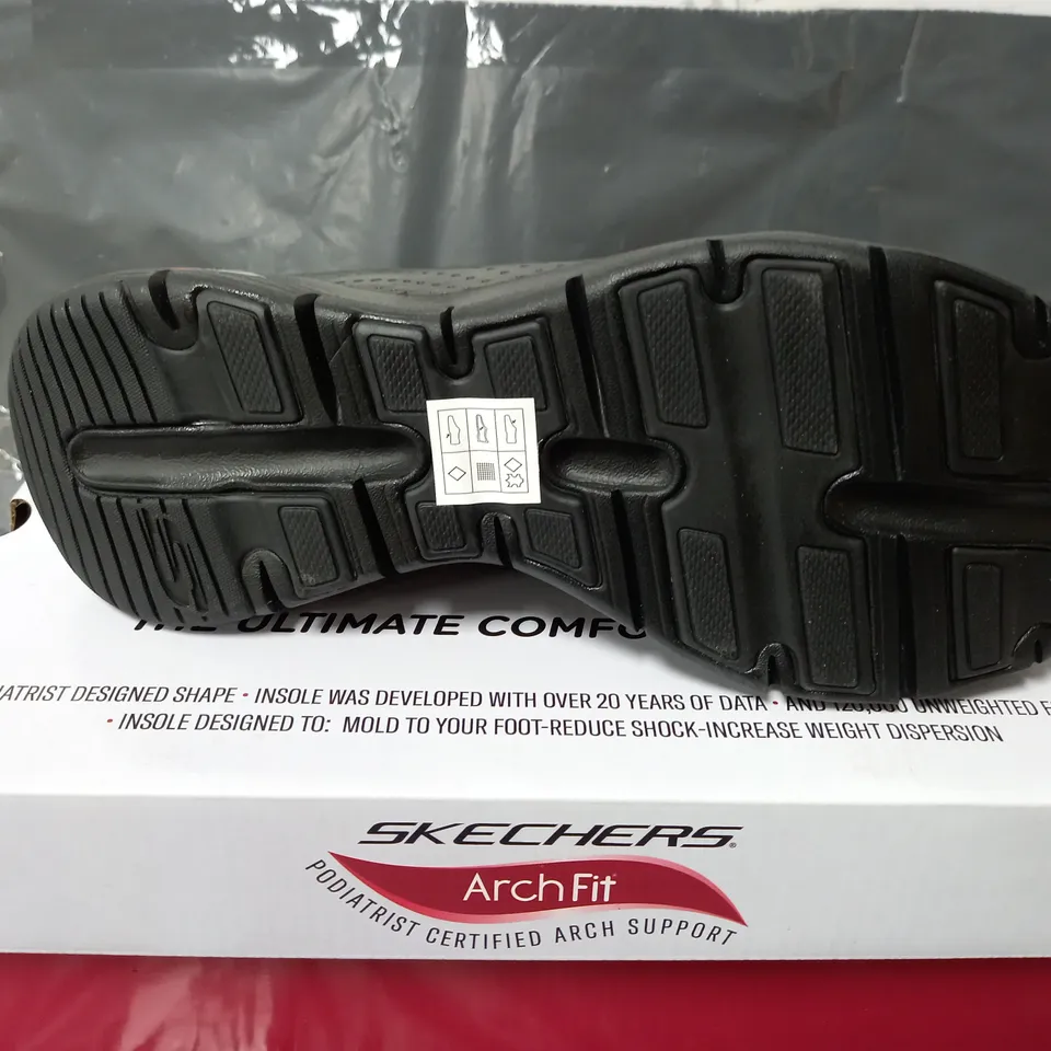 BOXED PAIR OF SKECHERS ARCHFIT SLIP ON BLACK SOFT SHOES - SIZE 7