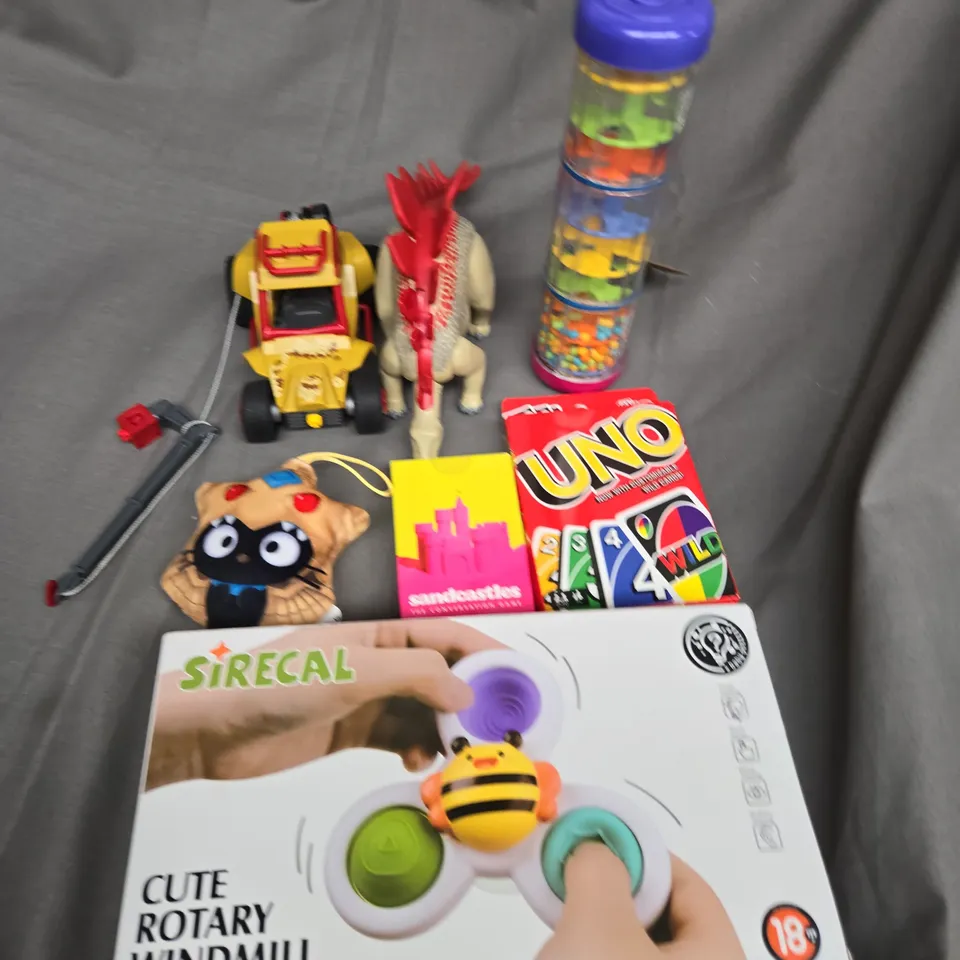 APPROXIMATELY 10 ASSORTED TOYS AND GAMES TO INCLUDE UNO CARDS, DINOSAUR FIGURES AND FIDGET TOYS