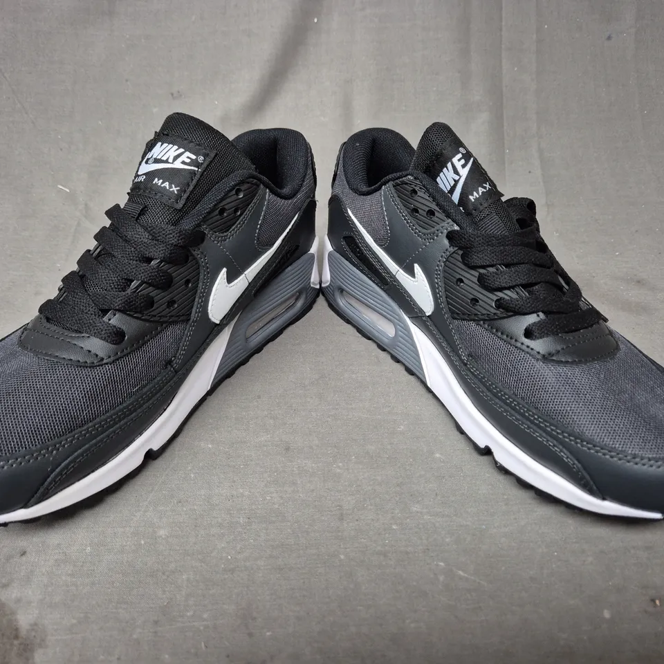 PAIR OF NIKEAIR MAX SHOES IN BLACK/WHITE UK SIZE 8