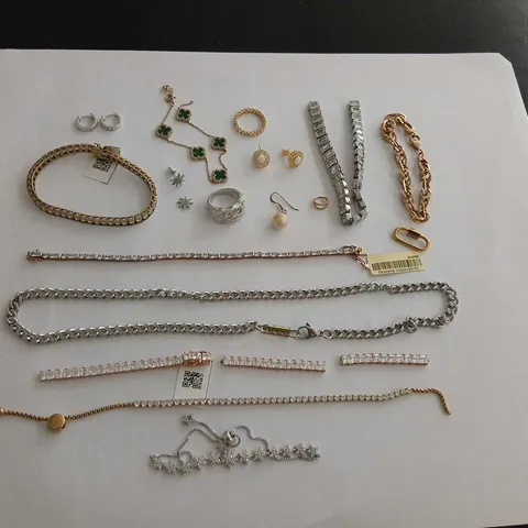 APPROXIMATELY 15 PIECES OF ASSORTED JEWELLERY 