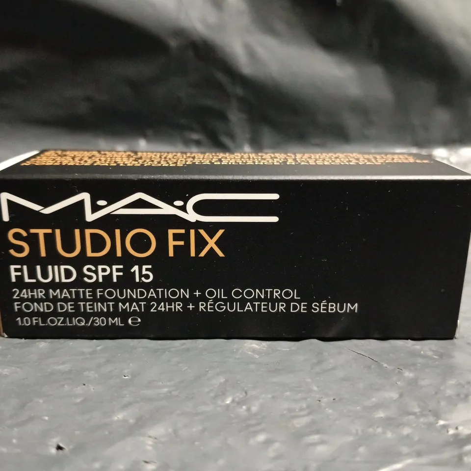 MAC STUDIO FIX FLUID SPF15 24HR MATTE FOUNDATION + OIL CONTROL (30ML)