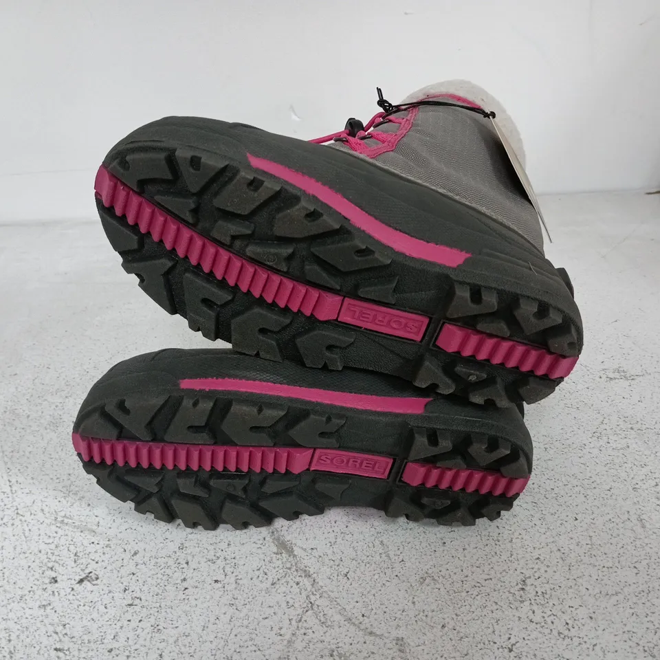 BOXED PAIR OF SOREL YOUTH CUMBERLAND 2 BOOTS IN LIGHT GREY/PINK - UK 2.5