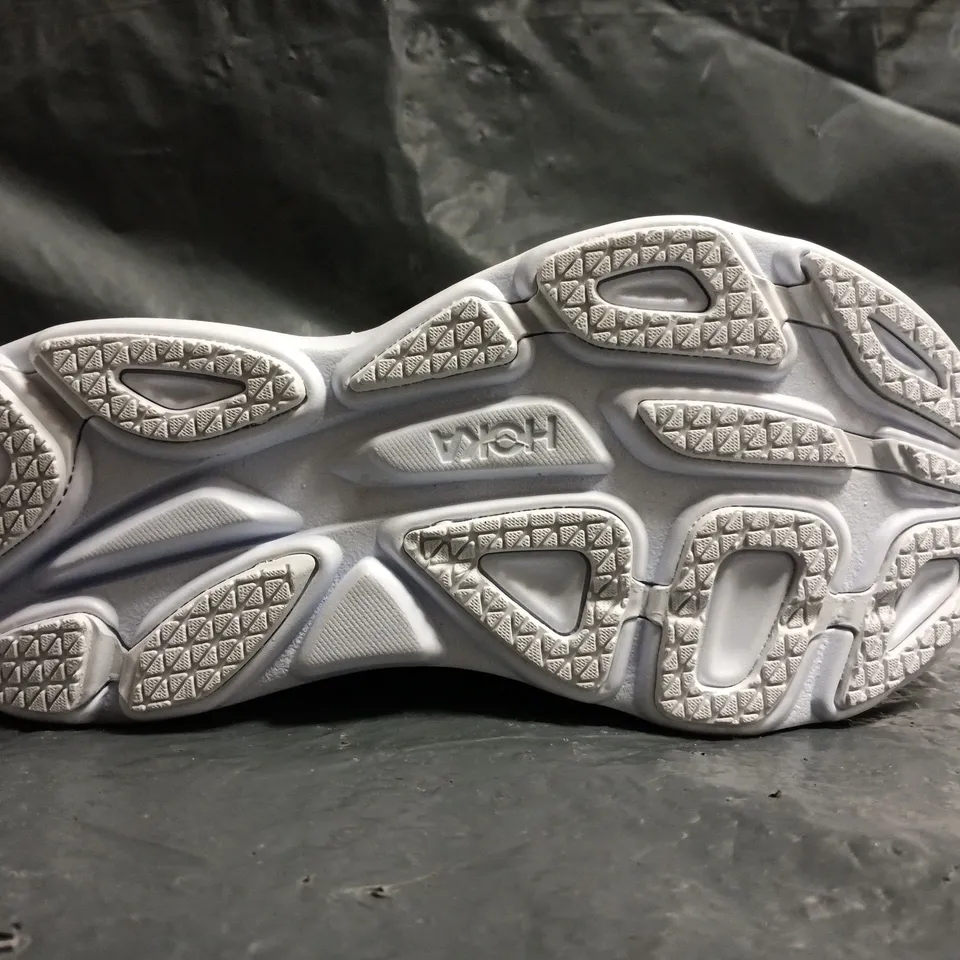 PAIR OF HOKA BONDI 8 TRAINERS IN WHITE SIZE 4.5